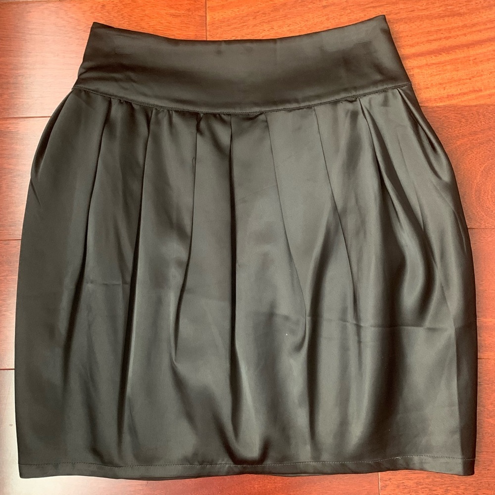 Black skirt with exposed zipper